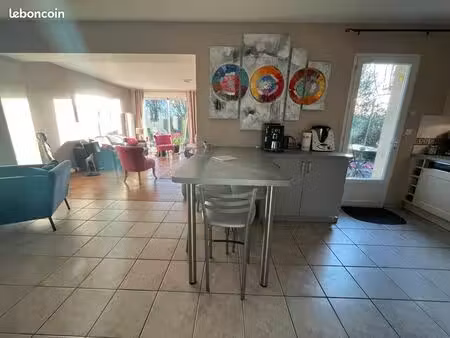 spacieuse maison de 160 m²  calme absolu et commodités à portée de pieds
