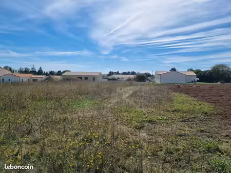 terrain à vendre – 2053 m² dont 900 m² constructible – villiers-en-plaine (79)