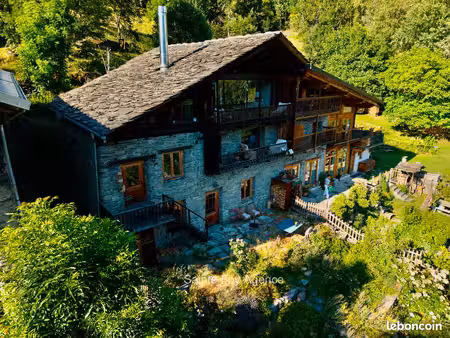 chalet mitoyen avec beaucoup de cachet