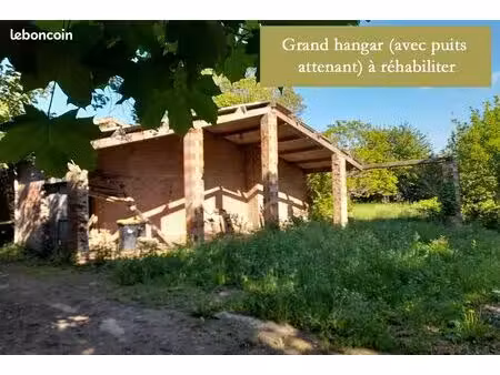hangar à réhabiliter avec puits et terrains attenants