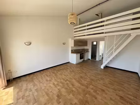 t2 cabine et mezzanine de 47 m2 fraîchement rénové et climat