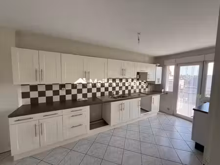 bel appartement f4 au troisième étage avec parking et garage