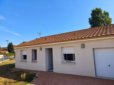 maison d'habitation avec jardin et garage