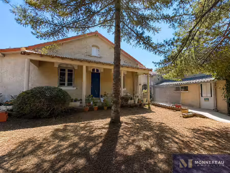 ensemble immobilier au bord de la charente
