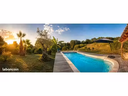 grande maison avec piscine en pleine nature