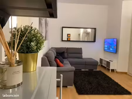 t2 meublé et équipé avec balcon vue sur cour
