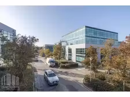 bureau de 576 m² à louer  situé à proximité de la woluwel...
