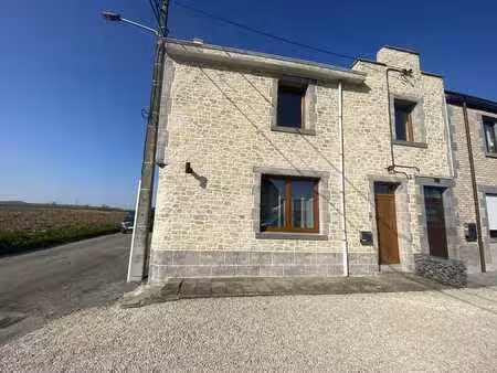 très bonne maison d’habitation avec cour et grand garage