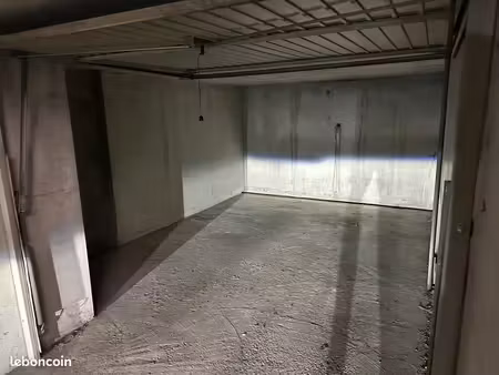 à saisir : garage box fermé 17 m² proximité charpennes
