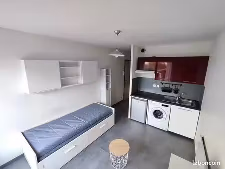 studio de 17 m² vendu meublé avec locataire en place – parking fermé – quartier calme
