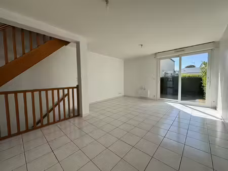 maison en triplex avec jardin  garage et stationnement