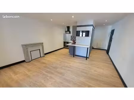au coeur du centre ville tous commerces - duplex rénové offrant une chambre et un bureau a