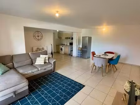 t2 meublé 60 m² avec terrasse – saint-clotilde