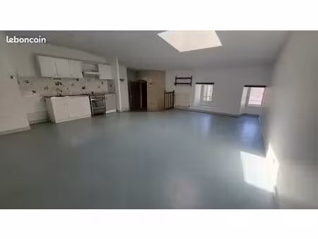 au coeur du centre ville tous commerces appartement offrant deux chambres et une cave