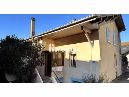 maison à fort potentiel avec grange à rénover dans les hauteurs de publier