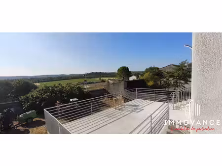 appartement t4 avec terrasse  jardin et parking situé dans un p