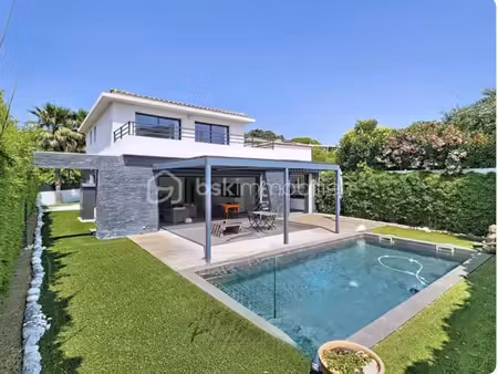 maison contemporaine de 1 612 m² à sanary-sur-mer