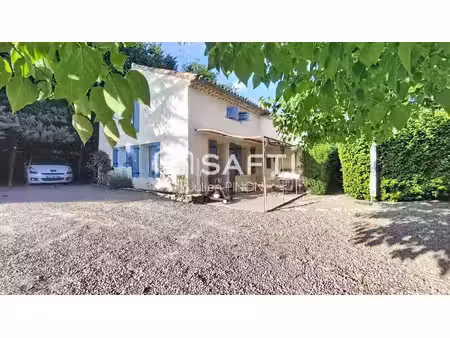 propriété au calme absolu avec piscine et grand terrain à saignon