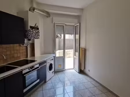 f3 en très bon rdc surélevé de 60 m2 avec terrasse libre au 9 septembre proche parc charle