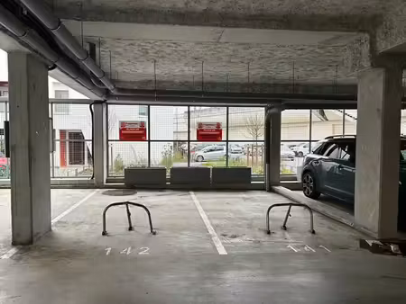 2 places de parking - bas cenon - près de ligne a et à 50 mètres de l'arrêt sncf de cenon