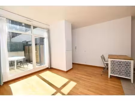 agréable deux pièces avec grande terrasse au calme