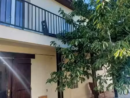 studio meublé en zone pavillonnaire avec balcon