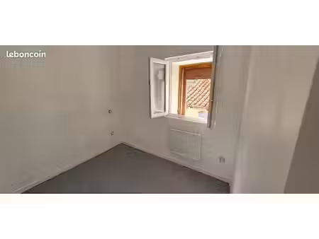 à louer : maison de village de charme de 4 pièces sur 3 niveaux  située à salses-le-châtea