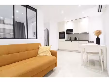 studio optimisé en 2 pièces de 27 m² entièrement rénové