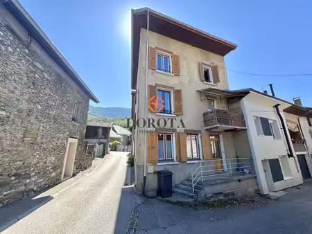 maison de village louée + grange