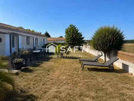 maison moderne de plain-pied  clé en main  au calme et entourée de verdure.
