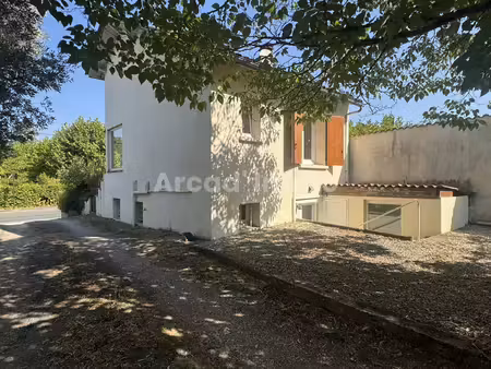 agréable maison  deux chambres  petit jardin et garage.