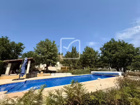 maison au calme avec piscine et terrain arboré