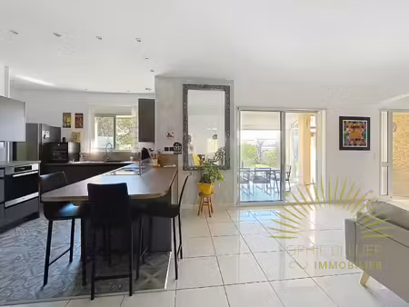 belle villa 192 m2 avec très grand garage  piscine  terrain 1010 m2