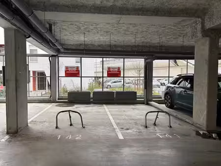 2 places de parking - bas cenon - près de ligne a et à 50 mètres de l'arrêt sncf de cenon