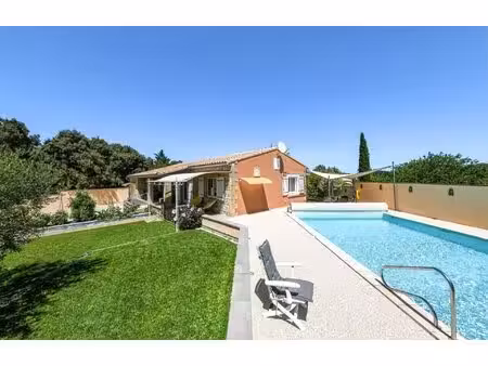 maison méridionale de plain-pied de 167 m² avec jardin et piscine à 3.5 km du centre...