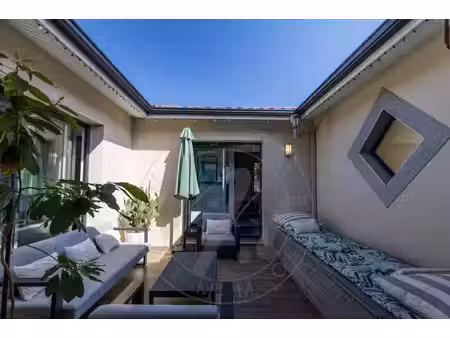maison contemporaine avec patio un véritable cocon de sérénité à saint-pierre-du-mont