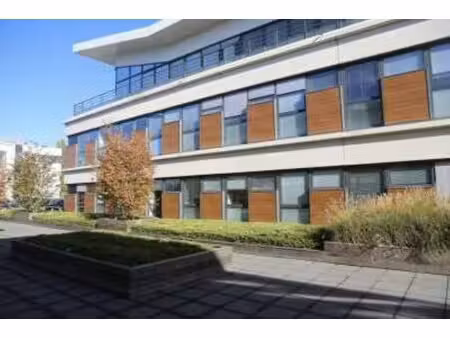 location local professionnel 370m²