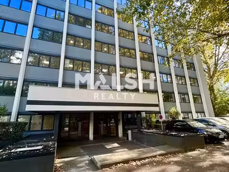 location local professionnel 104m²