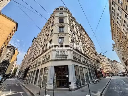 location local professionnel 157m²