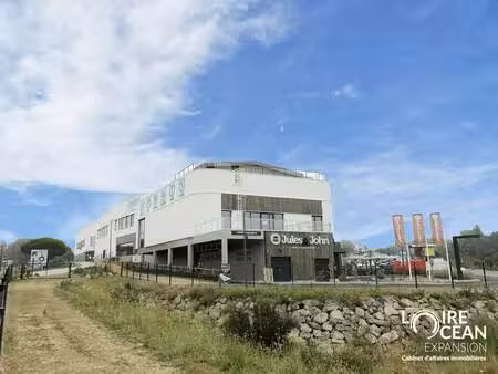 location commerce pornic 44210 555m²