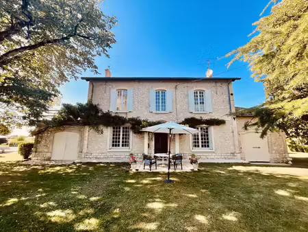 élégante maison de maître avec piscine à quelques minutes d'eymet