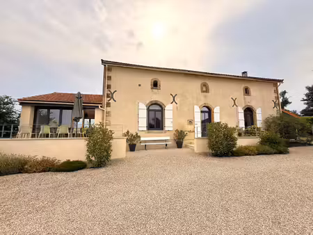 exceptionnelle maison en pierre rénovée avec quatre chambres et piscine chauffée