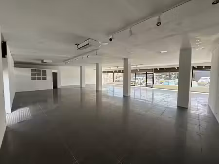 location commerce frejus 83600 280m²