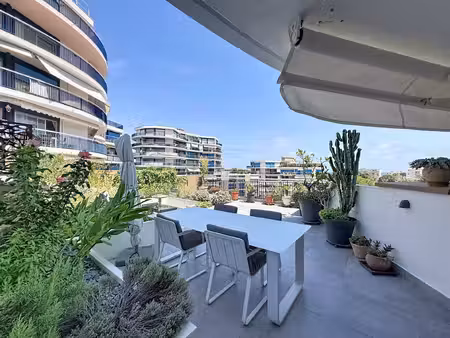 appartement de charme avec aperçu mer dans un cadre privilégié à mandelieu-la napoule