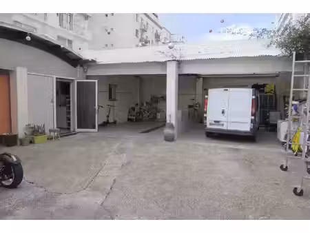 pour investissement : local commercial + parkings + 3 logements