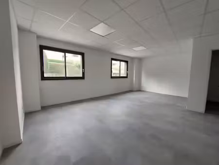 location local commercial 100m2 rodez 12000 - 1000 € - surface privée