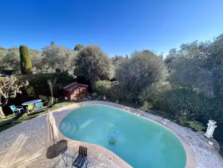 villa avec piscine dans un quartier résidentiel