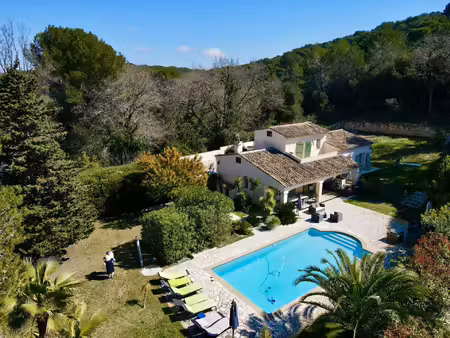 possibilité d'agrandissement pour cette villa provençale sur un très joli parc agrémenté..