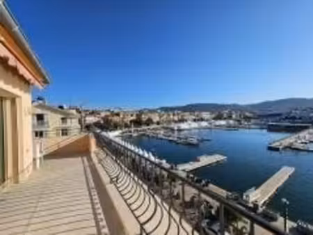 cannes  face au vieux port  4 pièces avec grande terrasse et parking.