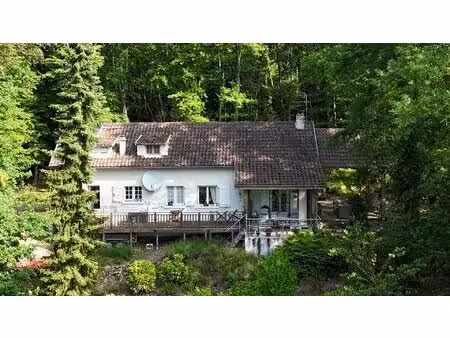 maison au coeur d'un parc boisé